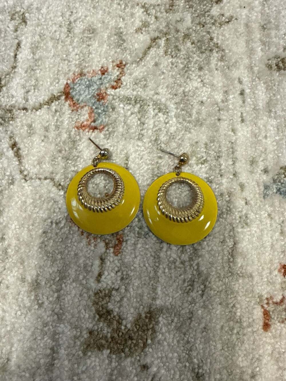 1930s ART DECO BUTTERSCOTCH BAKELITE HOOP DROP EARRINGS - Picture 3 of 7